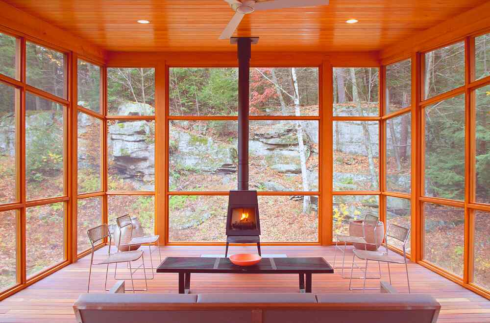 Esempio di veranda in legno con griglia e vetrata