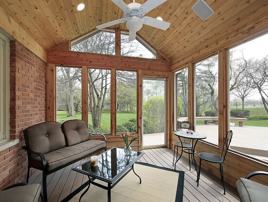 Foto installazione verande in legno lamellare